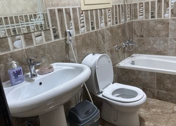 شقة بصالة جلوس وثلاث غرف نوم