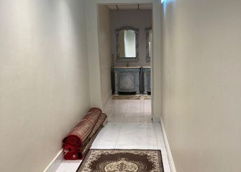 استراحة بجلسة خارجية ومسطح اخضر