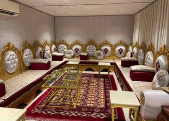 مزرعة بمسطح اخضر وبيت شعر