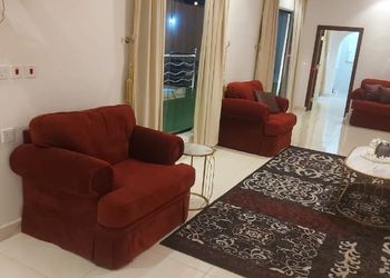 شالية بجلسة مطلة على مسبح 