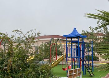 شاليه بجلسة خارجية ومجالس