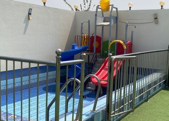 شاليه بألعاب أطفال ومسبح