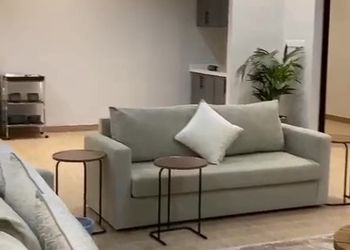 شاليه بجلسة تطل على مسبح خارجي 