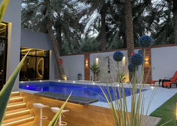 شاليه بمسطح اخضر وجلسة خارجية 