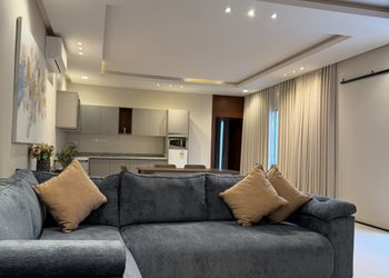 شاليه بمسطح اخضر وجلسة خارجية 