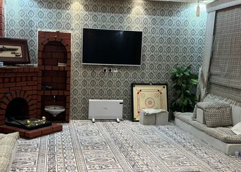 استراحة ببيت شعر وفناء خارجي