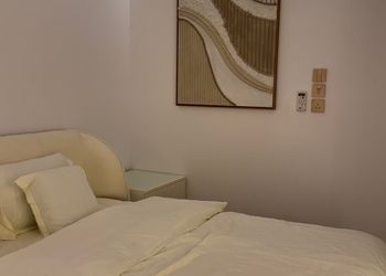 شقة بدخول ذاتي وتصميم هادئ