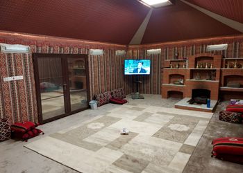 مزرعة بمسطح اخضر و مسبح