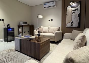 شقة بصالة أنيقة ودخول ذاتي