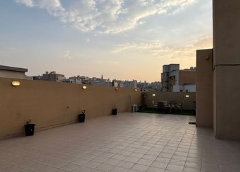 شقة بثلاث غرف نوم وصالة مريحة
