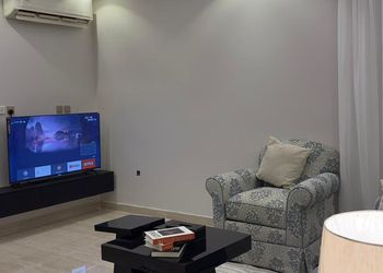 شقة بغرفة معيشة وغرفة نوم 