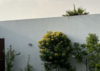 شاليه بجلسة تطل على مسبح خارجي 