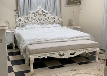 شقة بغرفتين نوم وصالة ومجالس
