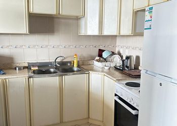 شقة بجلسة مطلة على البحر 
