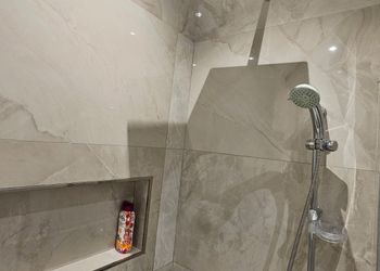 وحدة دور ارضي بغرف نوم ومجالس فاخرة