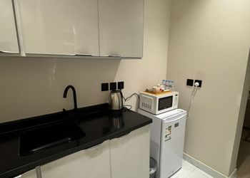 استديو بأثاث مريح وبسيط 