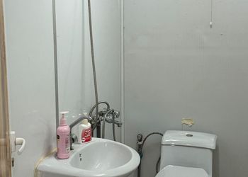 مزرعة بجلسة خارجية وألعاب أطفال