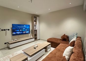 شقة بغرفة معيشة وغرفة نوم 