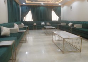 استراحة بألعاب أطفال ومسطح اخضر