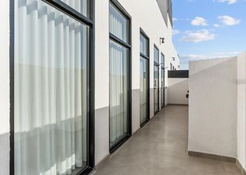 شاليه بجلسة خارجية ومسبح 