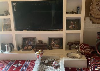 مزرعة بمسطح اخضر وجلسة خارجية