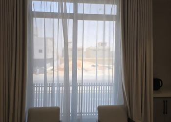 استديو بأثاث مريح وبسيط 