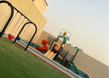 شاليه بالعاب اطفال ومسطح اخضر