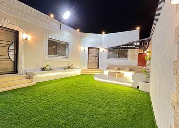 شاليه بمسطح اخضر وجلسة خارجية 