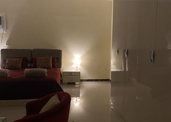شقة بجلسة خارجية وغرفتين نوم 