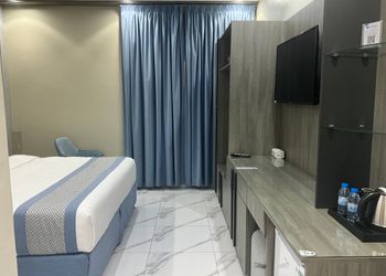 استديو بأثاث مريح وبسيط 