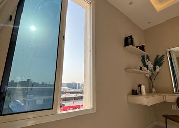 شقة بصالة أنيقة ودخول ذاتي