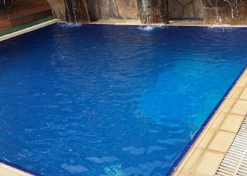 شاليه بجلسة خارجيه ومسطح اخضر في قرطبه