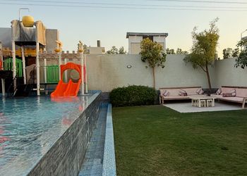 شاليه بجلسة خارجية ومسطح اخضر