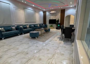 شاليه بجلسة خارجية ومسطح اخضر