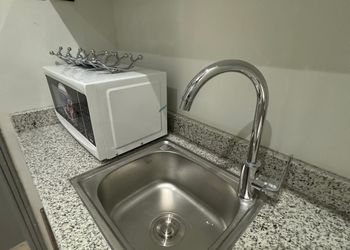 استديو باثاث مريح وبسيط 