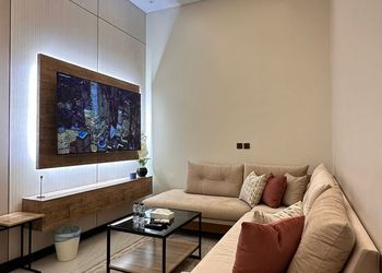 شقة بصالة أنيقة ودخول ذاتي