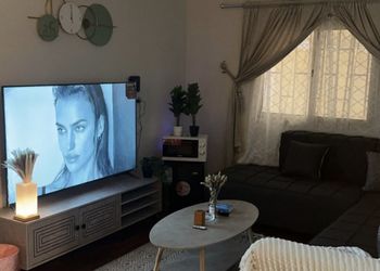 شقة بغرفة معيشة وغرفة نوم 