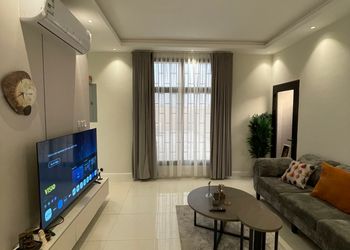 شقة بدخول ذاتي وصالة أنيقة 
