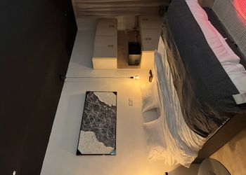 استديو بأثاث مريح وبسيط 