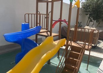 شاليه بمسطح اخضر والعاب اطفال