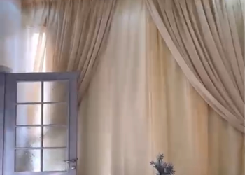 شاليه بجلسة خارجية على المسبح 