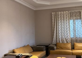 استراحة بمسطح اخضر وجلسة خارجية
