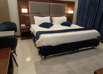استديو بأثاث بسيط ومريح 