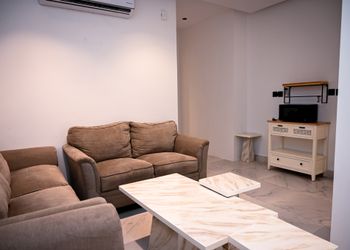 شقة بصالة مريحة ودخول ذاتي 