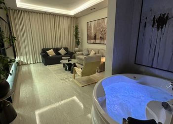 شقة بصالة أنيقة ودخول ذاتي