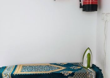 شقة بصالة وثلاث غرف نوم