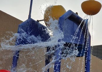 شاليه بمسطح اخضر وجلسة خارجية 