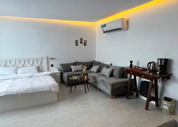 شاليه بغرفة مطلة على مسبح داخلي 