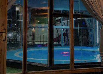 كوخ بمسبح خارجي وأجواء ممتعة 