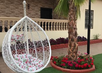 منتجع فندقي بمسطح اخضر وجلسة 